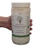 Magnesium Flocken Behälter in der Hand zur Darstellung der Größe