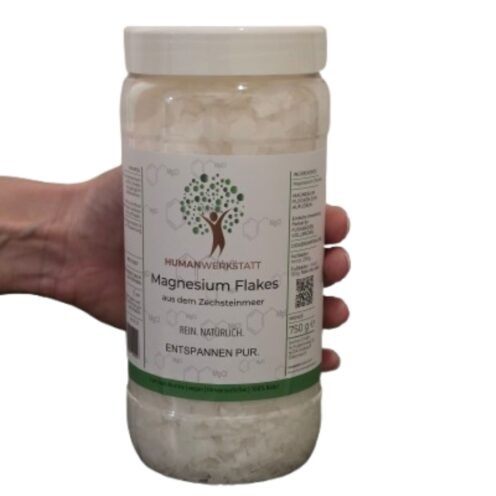 Magnesium Flocken Behälter in der Hand zur Darstellung der Größe