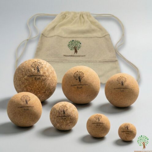 Kork Faszienbälle von Humanwerkstatt in den Größen 3 cm, 4 cm, 5 cm, 6 cm, 7 cm, 8 cm und 9 cm mit Aufbewahrungsbeutel aus Stoff