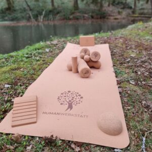 Kork-Yogamatte mit nachhaltigen Trainingsrollen, Korkbällen und Zubehör von Humanwerkstatt – ideal für Fitness, Yoga und therapeutische Anwendungen.“