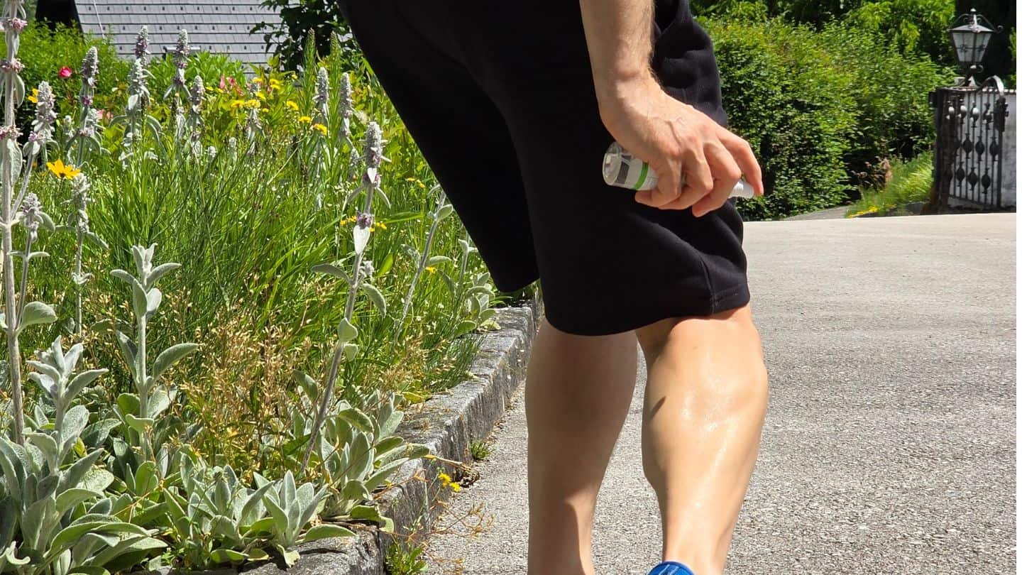 Magnesium Öl Spray Anwendung am Bein – transdermale Regeneration